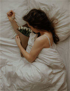 痞幼视频3分25是什么内容/塞着玩具不让掉出来